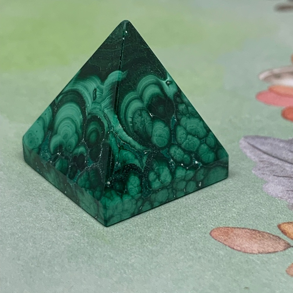 Malachite Pyramid - Picture 2 of 11